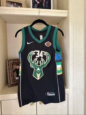 Nike Black and Green Milwaukee Bucks #34 Jersey kids Medium
